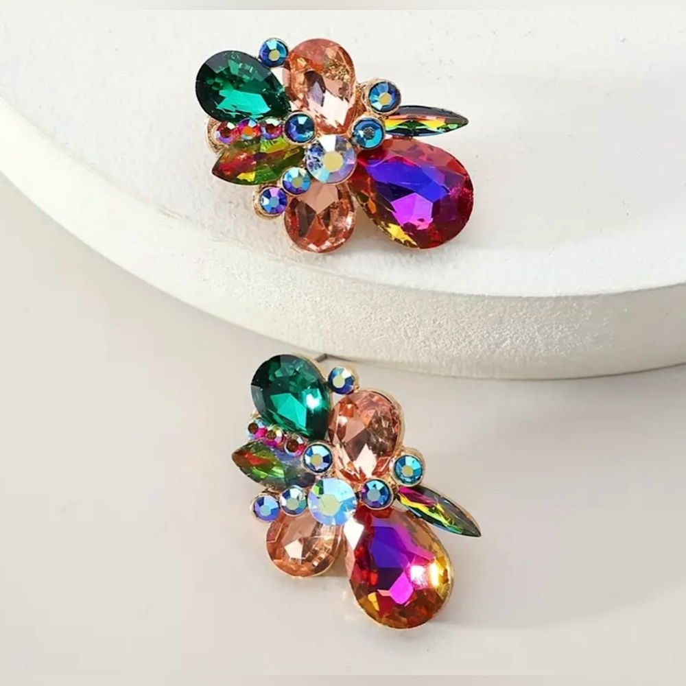 💎 Colorfully Sparkling Gem Stud Earrings.